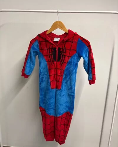 Spiderman blauw rood onesie · maat 116 cm