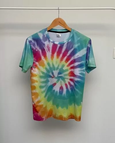 Angry goldfish rainbow t-shirt · maat S