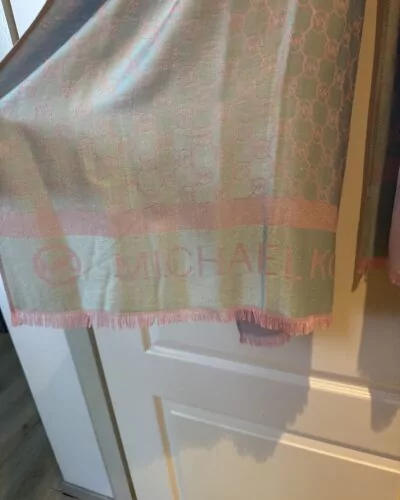 Micheal kors roze en blauw sjaal · maat M