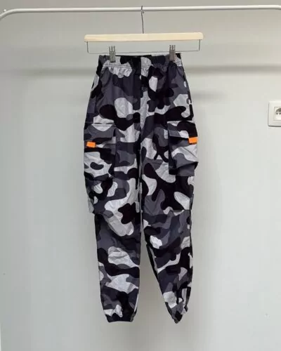 Grijs broek · maat 140 cm
